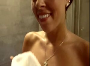 В ванной девушки киски друг дружке лижут